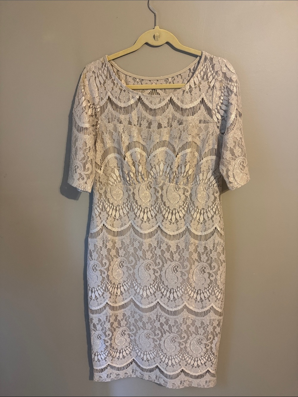 Rabbit Rabbit Rabbit cream lace paisley sheath dress/short sleeves.  Medium